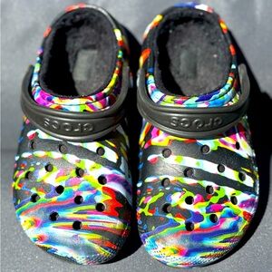 CROCS,Classic Tye-Dyed Black Fuzzy Lined Clogs. Women Size 7 & Men Size 5. “GUC”